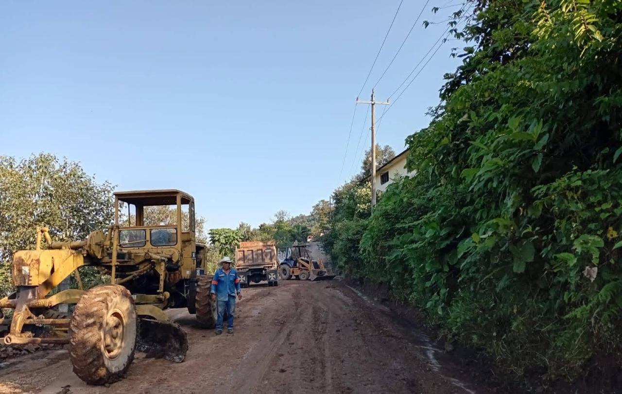 Labores de mantenimiento en el libramiento, mediante faena, llevando acabo limpieza de cunetas y colocacion de balastre.